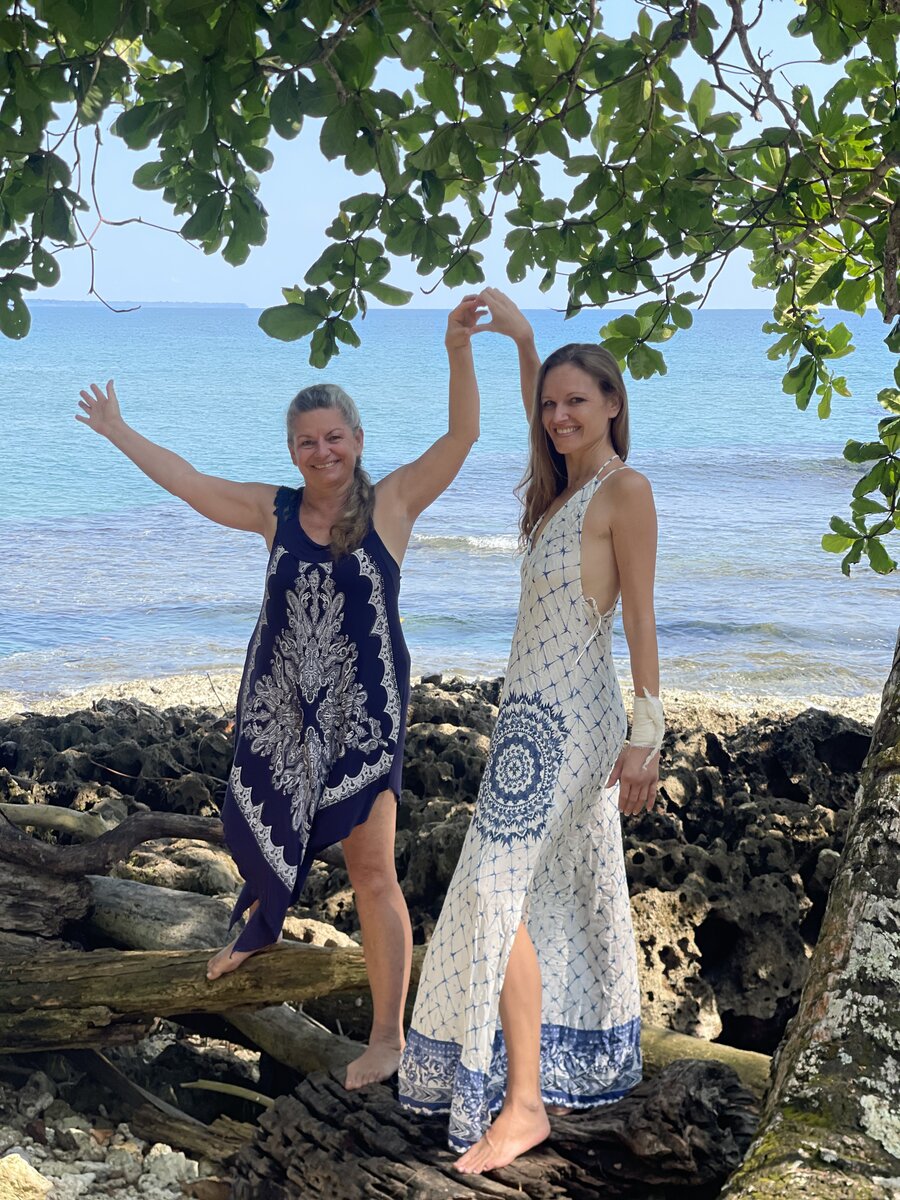 Janica Ziera und Ariane Svariana, Gründerinnen der Lightworker University, am Meer